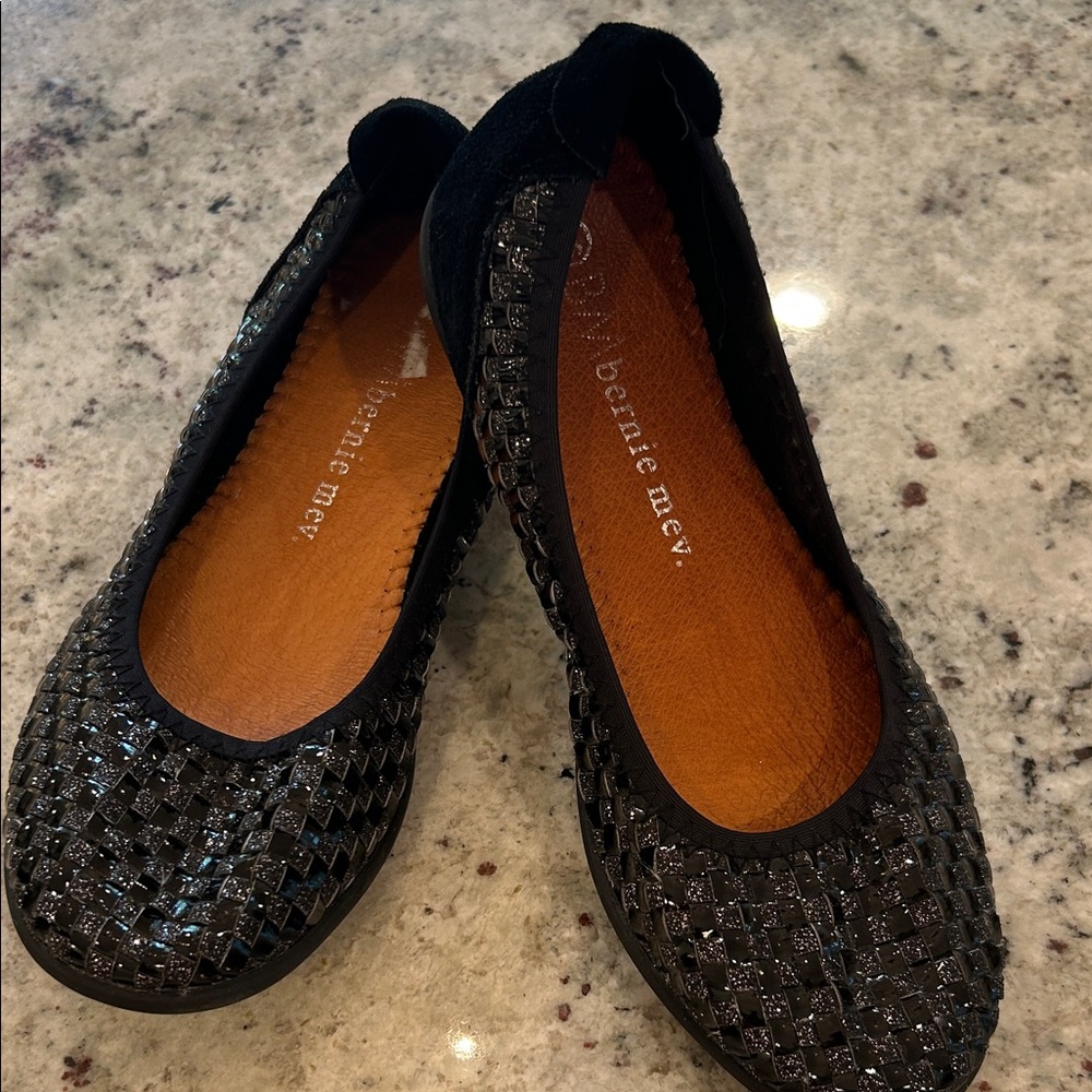 Holiday sparkle and comfort Bernie Mev’s Women's Black Glitter Flats Size 6